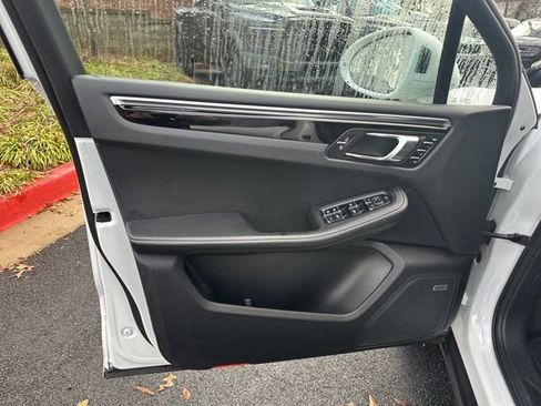 Used 2022 Porsche Macan image 11