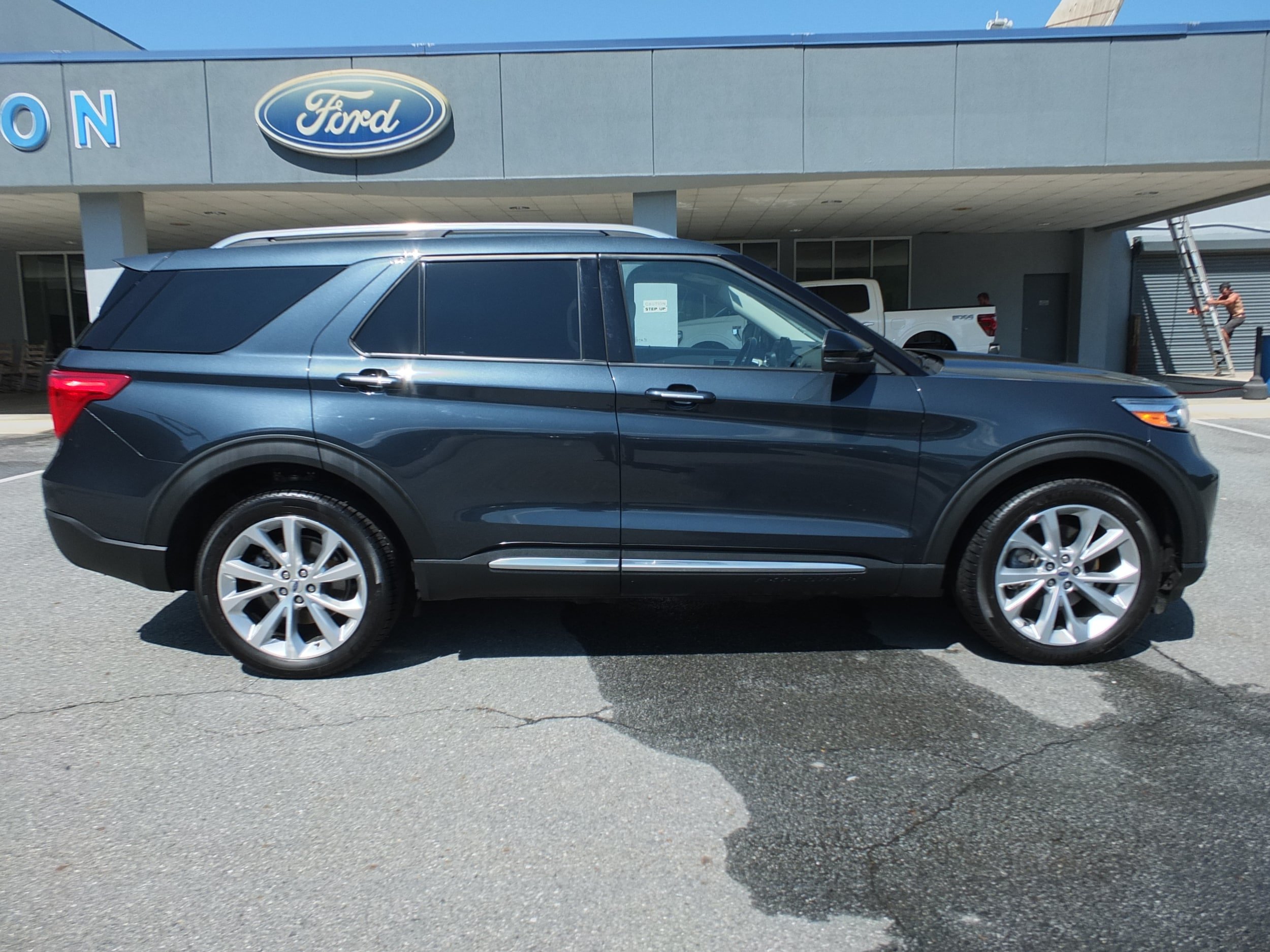 Used 2022 Ford Explorer Platinum w/ Technology Package AWD/4WD image 2