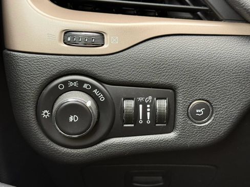 Used 2016 Jeep Cherokee Latitude w/ Comfort/Convenience Group AWD/4WD image 20
