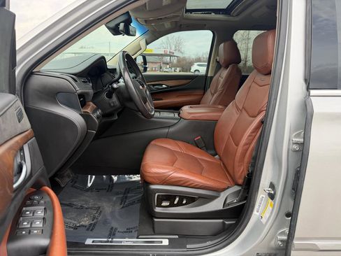 Used 2019 Cadillac Escalade ESV Premium Luxury image 38