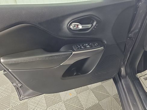 Used 2019 Jeep Cherokee Limited AWD/4WD image 11