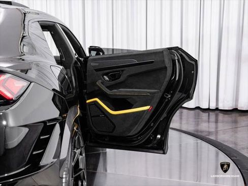 Used 2024 Lamborghini Urus Performante AWD/4WD image 47
