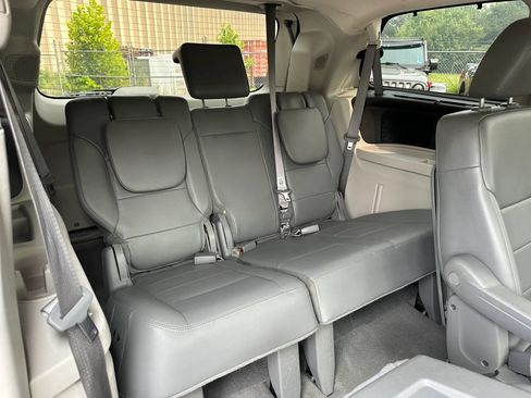 Used 2011 Volkswagen Routan SEL FWD image 26