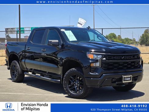 Used 2024 Chevrolet Silverado 1500 Custom Trail Boss w/ Dark Appearance Package AWD/4WD image 1