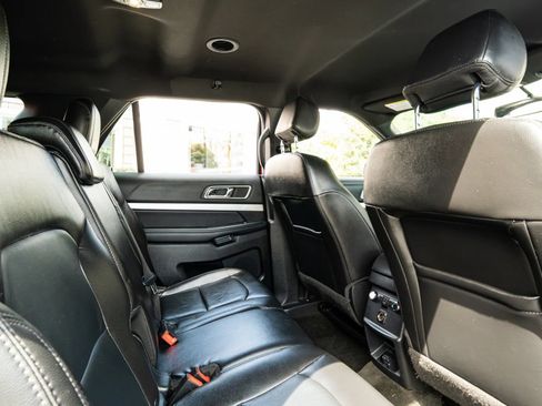 Used 2017 Ford Explorer XLT w/ Equipment Group 202A AWD/4WD image 17