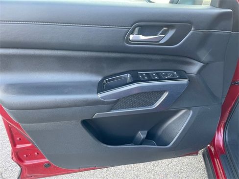 Used 2025 Nissan Pathfinder SL w/ Black Appearance Package image 18