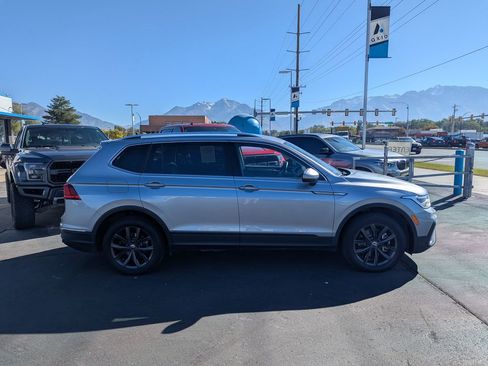 Used 2024 Volkswagen Tiguan SE AWD/4WD image 2