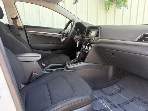 Used 2019 Hyundai Elantra SE w/ Cargo Package FWD image 13