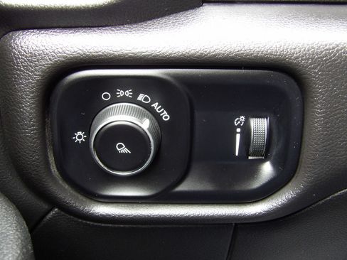 Used 2024 RAM 3500 Tradesman w/ Chrome Appearance Group AWD/4WD image 19