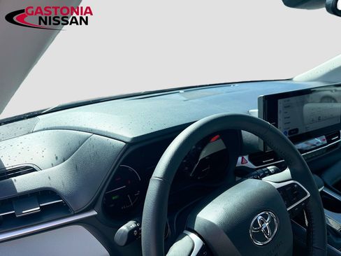 Used 2025 Toyota Sienna XLE image 11