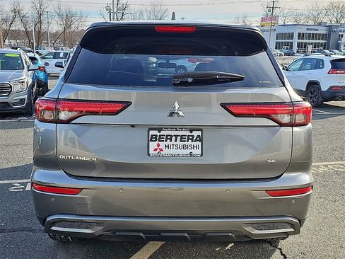 Used 2024 Mitsubishi Outlander SE image 5