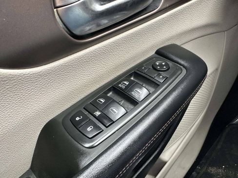 Used 2019 Chrysler Pacifica Touring-L FWD image 28