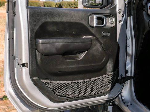 Used 2023 Jeep Gladiator Mojave AWD/4WD image 44