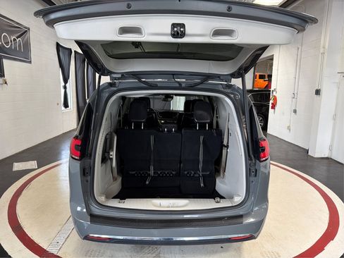 Used 2022 Chrysler Pacifica Touring-L FWD image 12