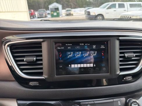 Used 2020 Chrysler Voyager Lxi image 14