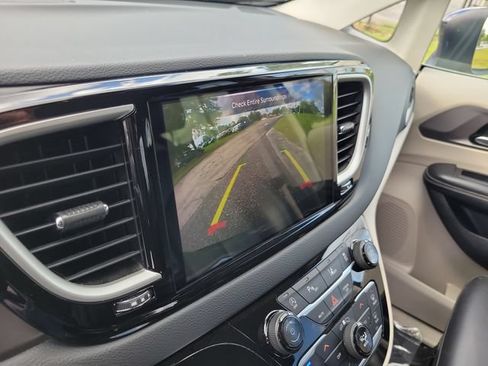 Used 2023 Chrysler Pacifica Touring-L FWD image 28