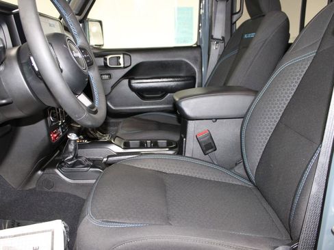 Used 2025 Jeep Wrangler Unlimited Rubicon 4xe w/ Convenience Group AWD/4WD image 21