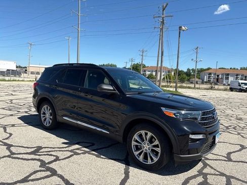 Used 2020 Ford Explorer XLT w/ Equipment Group 202A AWD/4WD image 3