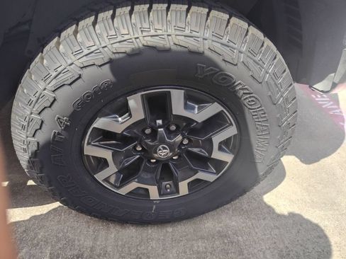 Used 2020 Toyota Tacoma TRD Off-Road AWD/4WD image 13