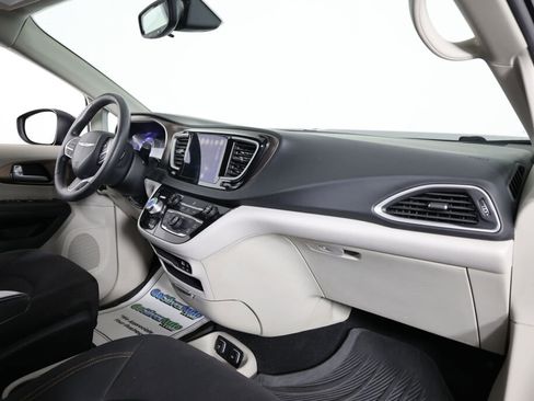 Used 2017 Chrysler Pacifica Touring image 22