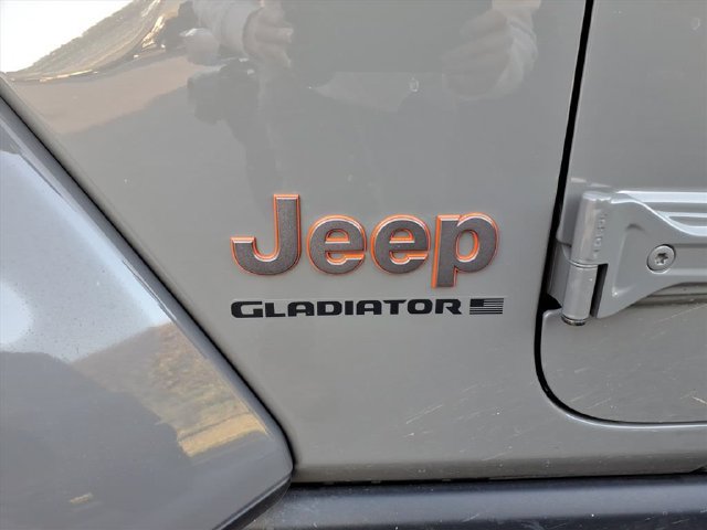 Used 2023 Jeep Gladiator Mojave w/ Cold Weather Group AWD/4WD image 5