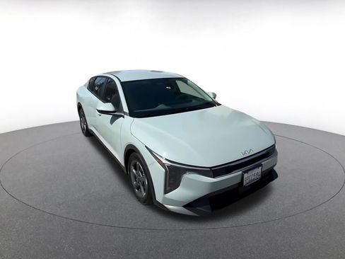 Used 2025 Kia K4 LXS image 3