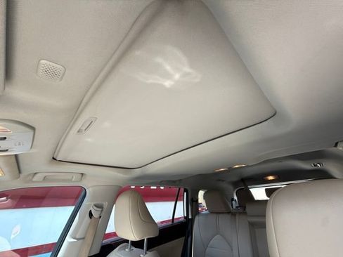 Used 2022 Toyota Highlander XLE FWD image 16