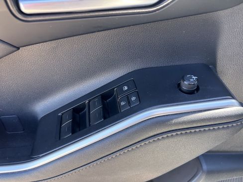 Used 2023 Toyota Highlander XLE FWD image 12