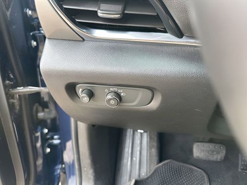 Used 2023 Chevrolet Traverse LT image 28