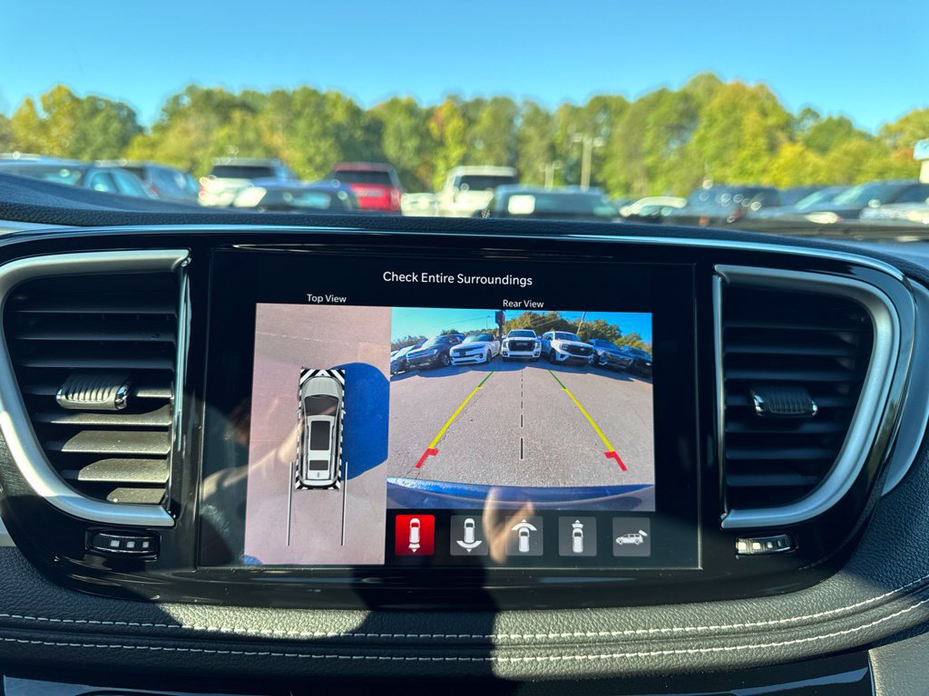 Used 2025 Chrysler Pacifica Premium FWD image 23