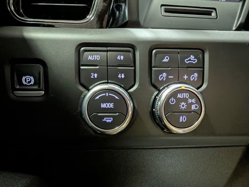 Used 2025 GMC Sierra 3500 AT4 image 25