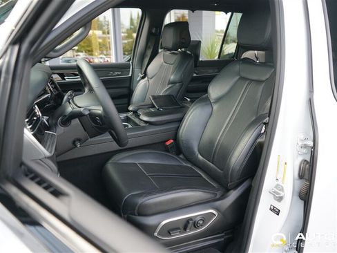 Used 2022 Jeep Wagoneer Series III w/ Convenience Group I AWD/4WD image 13