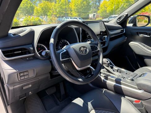 Used 2022 Toyota Highlander XSE AWD/4WD image 13