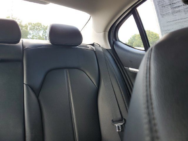 Used 2022 Genesis G70 2.0T RWD image 12