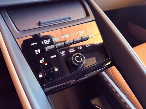 Certified 2025 Porsche Macan 4 Electric AWD/4WD image 19