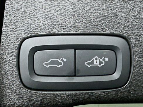 Used 2025 Volvo XC60 B5 Plus image 28