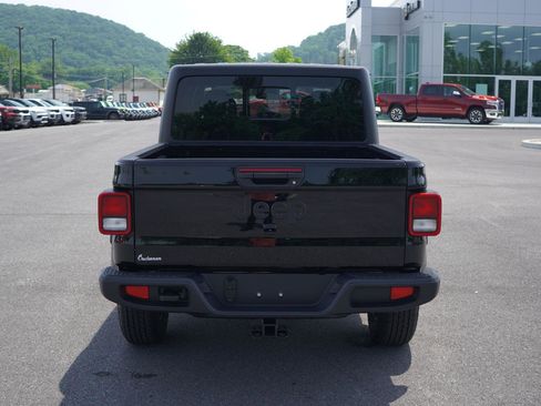 New 2025 Jeep Gladiator Sport image 9