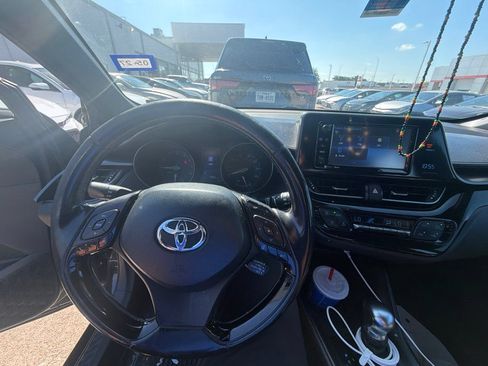 Used 2018 Toyota C-HR XLE FWD image 11