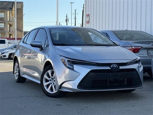 Used 2025 Toyota Corolla LE image 2