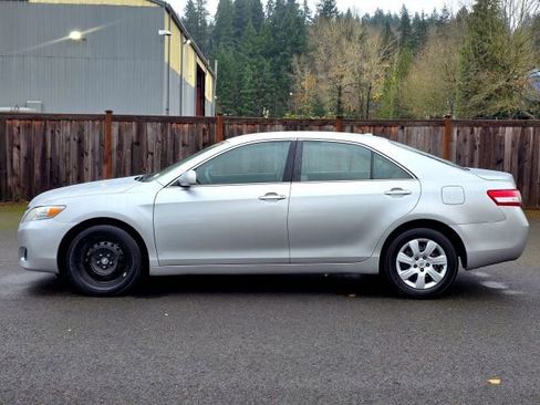 Used 2011 Toyota Camry LE image 4
