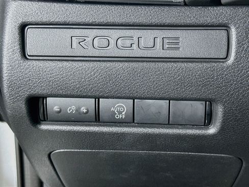 Used 2025 Nissan Rogue S FWD image 17