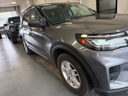 Used 2025 Ford Explorer Active AWD/4WD image 6