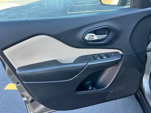 Used 2016 Jeep Cherokee Latitude w/ Cold Weather Group image 14