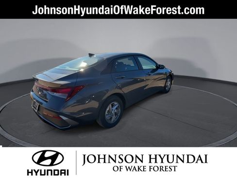 Certified 2025 Hyundai Elantra SE image 8