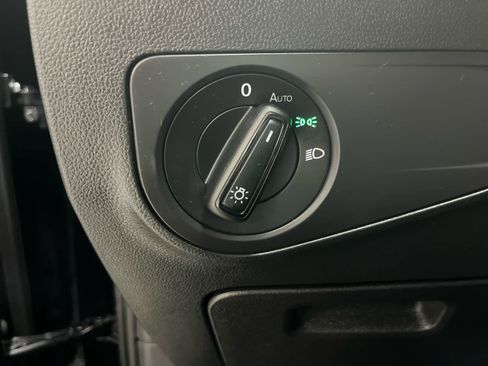 Used 2020 Volkswagen Tiguan S image 28