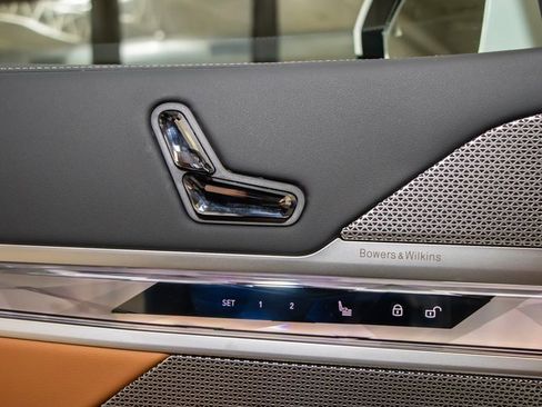 Used 2025 BMW 740i xDrive w/ Premium Package image 14