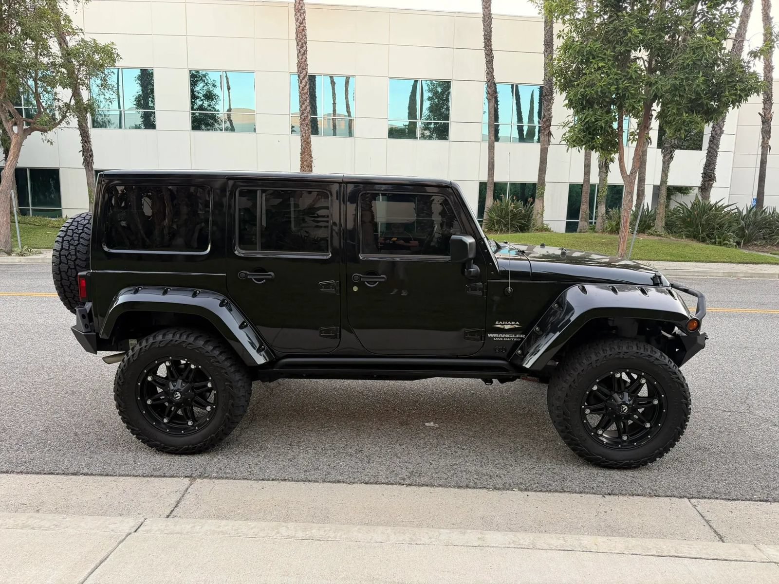 Used 2014 Jeep Wrangler Unlimited Sahara w/ Connectivity Group AWD/4WD image 4