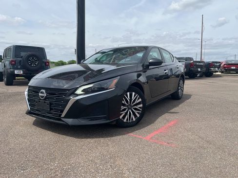 Used 2024 Nissan Altima 2.5 SV image 2