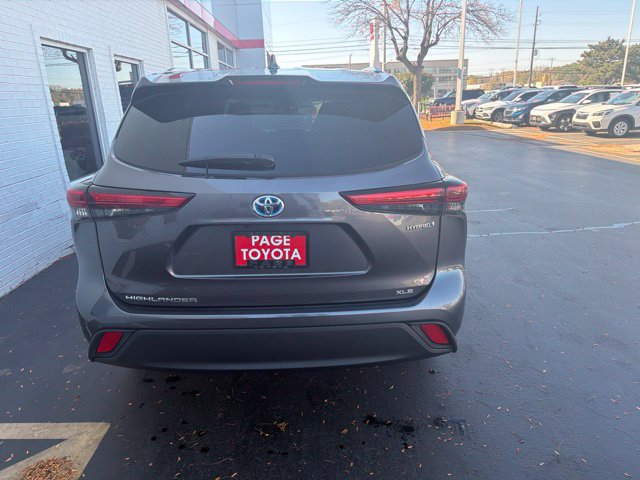 Certified 2021 Toyota Highlander XLE AWD/4WD image 4