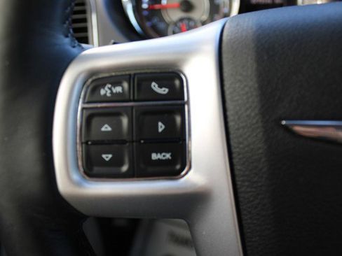 Used 2016 Chrysler Town & Country Touring w/ Driver Convenience Group image 35